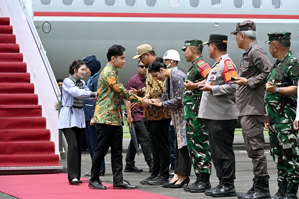 Gubernur Sumut Bobby Nasution bersama Ketua TP PKK Sumut Kahiyang Ayu menyambut kedatangan Wakil Presiden Gibran Rakabuming Raka di Lanud Soewondo, Medan, Kamis, 15 Mei 2025. Foto Imam Syahputra/ Diskominfo Sumut.