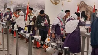 Jemaah haji asal embarkasi Surabaya kloter 36 (SUB-36) tiba di Terminal Fast Track Bandara AMAA Madinah, pada Senin, 12 Mei 2025. Foto: Warijan/kemenag.go.id.