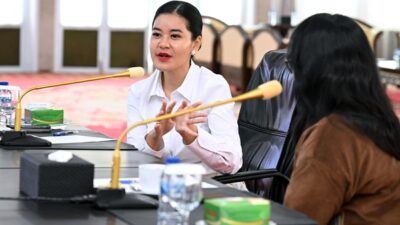 Ketua Dekranasda Provinsi Sumut, Kahiyang Ayu menerima audiensi Ketua Dekranasda Kabupaten Tapanuli Utara, Neny Angelina di Aula Tengku Rizal Nurdin, Rumah Dinas Gubernur Sumut, Jalan Sudirman, Medan, Senin, 19 Mei 2025. Foto Imam Syahputra/Diskominfo Sumut.