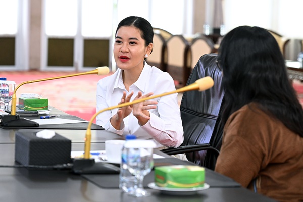 Ketua Dekranasda Provinsi Sumut, Kahiyang Ayu menerima audiensi Ketua Dekranasda Kabupaten Tapanuli Utara, Neny Angelina di Aula Tengku Rizal Nurdin, Rumah Dinas Gubernur Sumut, Jalan Sudirman, Medan, Senin, 19 Mei 2025. Foto Imam Syahputra/Diskominfo Sumut.