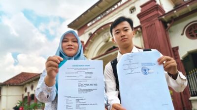Tim pendamping hukum jurnalis Miftah Faridl dari Komite Advokasi Jurnalis (KAJ) Jawa Timur menunjukkan bukti pengiriman kontra memori kasasi melawan CNN Indonesia dalam perselisihan hubungan industrial. Foto Istimewa.