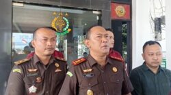Kajari Karo Darwis Burhansyah memberikan keterangan pers hasil penyidikan Kejari Karo dalam kasusu korupsi pupuk subsidi tahun 2022 di Merek, senilai Rp991 juta. Foto Rienews.com.