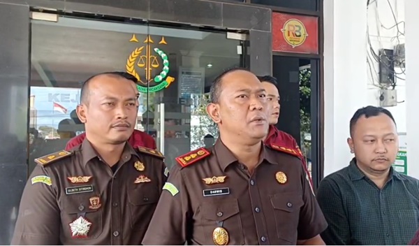 Kajari Karo Darwis Burhansyah memberikan keterangan pers hasil penyidikan Kejari Karo dalam kasusu korupsi pupuk subsidi tahun 2022 di Merek, senilai Rp991 juta. Foto Rienews.com.