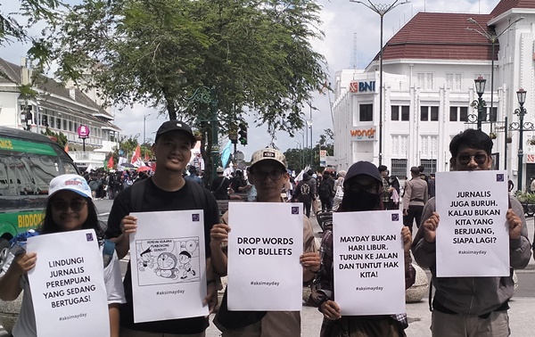 Aliansi Jurnalis Independen (AJI) Yogyakarta saat aksi pada peringatan Hari Buruh atau Mayday pada Kamis, 1 Mei 2025, di kawasan Titik Nol Kilometer, Yogyakarta. Foto AJI Yogyakara.