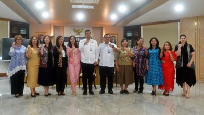 Gubernur Sumatera Utara Bobby Nasution didampingi Kepala Dinas Pekerjaan Umum dan Penataan Ruang Topan Ginting menerima audiensi Ketua Panitia Musyawarah Pelayanan Moria GBKP Tahun 2025, Isabella Pencawan, Ketua Moria Pusat, Pendeta Suenita Sinulingga dan rombonan, di ruang kerja Kantor Gubernur, Jalan Diponegoro, Kota Medan, pada Rabu, 28 Mei 2025. Foto Alexander AP Siahaan.