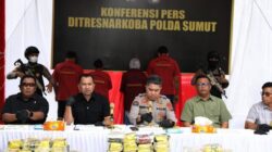 Direktur Reserse Narkoba Polda Sumut Kombes Pol Jean Calvijn Simanjuntak bersama Kabid Humas Polda Sumut Kombes Pol Ferry Walintukan menggelar konferensi pers pengungkapan 100 kilogram sabu. Foto humas.polri.go.id.