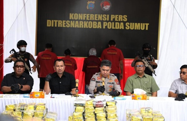 Direktur Reserse Narkoba Polda Sumut Kombes Pol Jean Calvijn Simanjuntak bersama Kabid Humas Polda Sumut Kombes Pol Ferry Walintukan menggelar konferensi pers pengungkapan 100 kilogram sabu. Foto humas.polri.go.id.