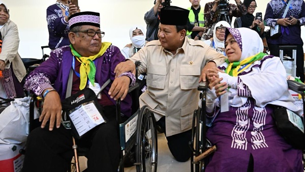 Presiden Prabowo Subianto menyapa dan melepas keberangkatan jemaah haji 2025 dari Terminal 2 Bandara Soetta, Jakarta, Minggu, 4 Mei 2025. Foto Cahyo/BPMI Setpres.