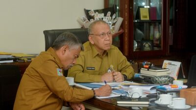 Pj Sekretaris Daerah Provinsi Sumut Effendy Pohan memimpin rapat dengan seluruh Sekda Kabupaten/Kota se-Sumut secara daring, menindaklanjuti Surat Edaran Mendagri mengenai dukungan pemerintah daerah dalam penyedian tanah pembangunan Satuan Pelayanan Pemenuhan Gizi (SPPG), pada Senin, 26 Mei 2025. Foto Alexander AP Siahaan.