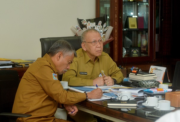 Pj Sekretaris Daerah Provinsi Sumut Effendy Pohan memimpin rapat dengan seluruh Sekda Kabupaten/Kota se-Sumut secara daring, menindaklanjuti Surat Edaran Mendagri mengenai dukungan pemerintah daerah dalam penyedian tanah pembangunan Satuan Pelayanan Pemenuhan Gizi (SPPG), pada Senin, 26 Mei 2025. Foto Alexander AP Siahaan.