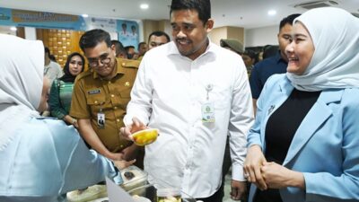 Gubernur Sumatera Utara Muhammad Bobby Afif Nasution didampingi Kepala Dinas Koperasi & UKM Sumut Naslindo Sirait pada pembukaan Program Fast Track Youngpreneur (FYP) di Kantor Gubernur Sumut, Jalan Diponegoro Nomor 30, Medan, Senin, 26 Mei 2025. Foto Fahmi Aulia.