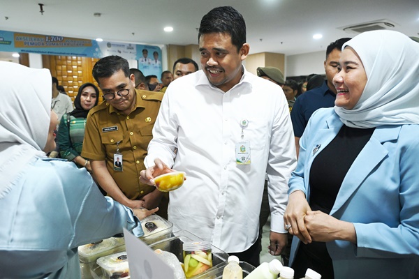Gubernur Sumatera Utara Muhammad Bobby Afif Nasution didampingi Kepala Dinas Koperasi & UKM Sumut Naslindo Sirait pada pembukaan Program Fast Track Youngpreneur (FYP) di Kantor Gubernur Sumut, Jalan Diponegoro Nomor 30, Medan, Senin, 26 Mei 2025. Foto Fahmi Aulia.