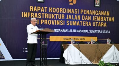 Wakil Gubernur Sumut Surya membuka Rapat Koordinasi Penanganan Infrastruktur Jalan dan Jembatan di Provinsi Sumatera Utara yang diselenggarakan Balai Besar Pelaksanaan Jalan Nasional (BBPJN) Sumut di Aula Inna Hotel Grand Inna, Jalan Balai Kota, Medan, Rabu, 14 Mei 2025. Foto: Imam Syahputra/Diskominfo Provinsi Sumut.