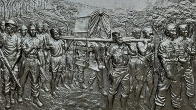 Relief pasukan gerilya yang dipimpin Jenderal Sudirman di Monumen Serangan Umum 1 Maret 1949, Yogyakarta, sejarah Indonesia. Foto Dok Rienews.com.