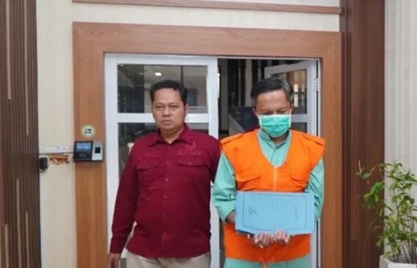 Kejaksaan Tinggi Jawa Tengah melakukan penahanan terhadap mantan Penjabat Bupati Cilacap (2023-2024), Awaluddin Muuri dalam kasus korupsi senilai Rp237 miliar.