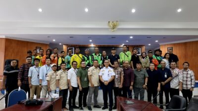 Dinas Perhubungan Sumut memfasilitasi pertemuan perusahaan aplikasi dengan para driver Ojol, dalam merampungkan regulasi yang mengatur operasional Ojol, pada 3 Juni 2025, di Kantor Dinas Perhubungan Sumut. Foto Istimewa.
