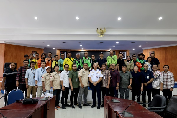 Dinas Perhubungan Sumut memfasilitasi pertemuan perusahaan aplikasi dengan para driver Ojol, dalam merampungkan regulasi yang mengatur operasional Ojol, pada 3 Juni 2025, di Kantor Dinas Perhubungan Sumut. Foto Istimewa.