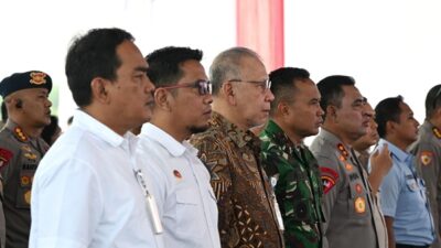 PJ Sekda Provinsi Sumatera Utara Arman Effendy Pohan bersama Kapolda Sumut Irjen Pol Whisnu Hermawan Februanto, dan Pangdam I/Bukit Barisan Mayjen TNI Rio Firdianto dan unsur Forkopimda menghadiri dan menyaksikan groundbreaking gudang ketahanan pangan Polri, di Jalan Flamboyan Medan, pada Kamis, 5 Juni 2025. Foto YT Hariono.