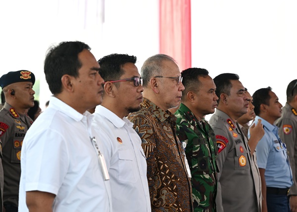 PJ Sekda Provinsi Sumatera Utara Arman Effendy Pohan bersama Kapolda Sumut Irjen Pol Whisnu Hermawan Februanto, dan Pangdam I/Bukit Barisan Mayjen TNI Rio Firdianto dan unsur Forkopimda menghadiri dan menyaksikan groundbreaking gudang ketahanan pangan Polri, di Jalan Flamboyan Medan, pada Kamis, 5 Juni 2025. Foto YT Hariono.