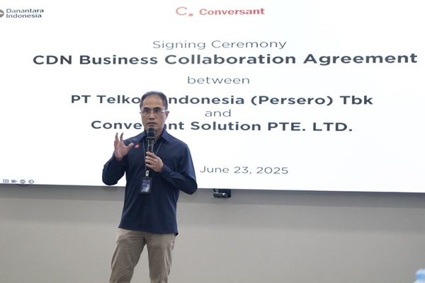 Direktur Wholesale & International Service Telkom, Honesti Basyir saat memberikan sambutan pada acara penandatanganan perjanjian kerja sama penyediaan layanan Content Delivery Network as a Service (CDN as a Service/CaaS) di Indonesia antara Telkom dan Conversant di Telkom Landmark Tower, Jakarta. Foto Istimewa.
