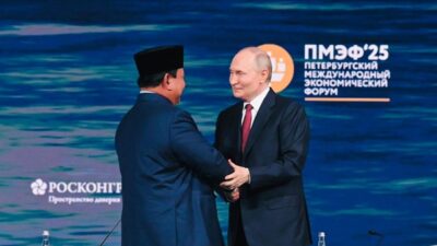 Presiden Prabowo Subianto bersama Presiden Vladimir Putin dalam sesi pleno Saint Petersburg International Economic Forum (SPIEF) 2025, yang digelar di ExpoForum Convention and Exhibition Centre, Saint Petersburg, Rusia, Jumat, 20 Juni 2025. Foto Laily Rachev.