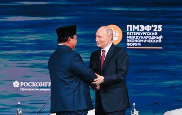 Presiden Prabowo Subianto bersama Presiden Vladimir Putin dalam sesi pleno Saint Petersburg International Economic Forum (SPIEF) 2025, yang digelar di ExpoForum Convention and Exhibition Centre, Saint Petersburg, Rusia, Jumat, 20 Juni 2025. Foto Laily Rachev.