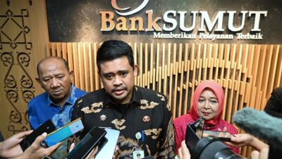 Gubernur Sumut Bobby Nasution ,memberikan keterangan pers, usai mengikuti RUPSLB PT Bank Sumut di Kantor Pusat Bank Sumut, Jalan Imam Bonjol, Medan, pada Selasa, 3 Juni 2025. Foto Imam Syahputra.