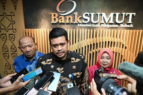 Gubernur Sumut Bobby Nasution ,memberikan keterangan pers, usai mengikuti RUPSLB PT Bank Sumut di Kantor Pusat Bank Sumut, Jalan Imam Bonjol, Medan, pada Selasa, 3 Juni 2025. Foto Imam Syahputra.