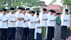 Gubernur Sumatera Utara Bobby Nasution dan Wakil Gubernur Sumut Surya beserta Bupati Deli Serdang Asri Ludin Tambunan melaksanakan salat Iduladha 1446 H di Alun-alun Pemkab Deli Serdang, pada Jumat, 6 Juni 2025. Foto Alexander AP Siahaan.