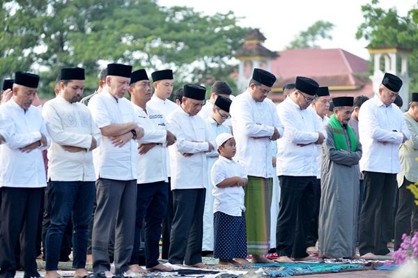Gubernur Sumatera Utara Bobby Nasution dan Wakil Gubernur Sumut Surya beserta Bupati Deli Serdang Asri Ludin Tambunan melaksanakan salat Iduladha 1446 H di Alun-alun Pemkab Deli Serdang, pada Jumat, 6 Juni 2025. Foto Alexander AP Siahaan.