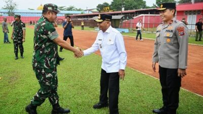 Wakil Gubernur Sumut Surya menghadiri upacara penutupan TMMD ke-124 Tahun Anggaran 2025 di Alun-alun Kota Kisaran, Jalan Jenderal Ahmad Yani, Kisaran, Kabupaten Asahan, yang hadiri KASAD TNI Jenderal TNI Maruli Simanjuntak pada Rabu, 4 Juni 2025. Foto Imam Syahputra.