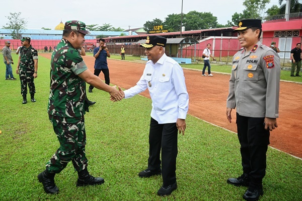 Wakil Gubernur Sumut Surya menghadiri upacara penutupan TMMD ke-124 Tahun Anggaran 2025 di Alun-alun Kota Kisaran, Jalan Jenderal Ahmad Yani, Kisaran, Kabupaten Asahan, yang hadiri KASAD TNI Jenderal TNI Maruli Simanjuntak pada Rabu, 4 Juni 2025. Foto Imam Syahputra.