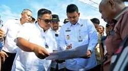 Gubsu Bobby Nasution meninjau tanggul Sungai Dalu-Dalu di Desa Sukaraja dan Bendungan di Desa Tanjung Muda, Kecamatan Air Putih, Kabupaten Batubara, Rabu, 11 Juni 2025. Foto Imam Syahputra.