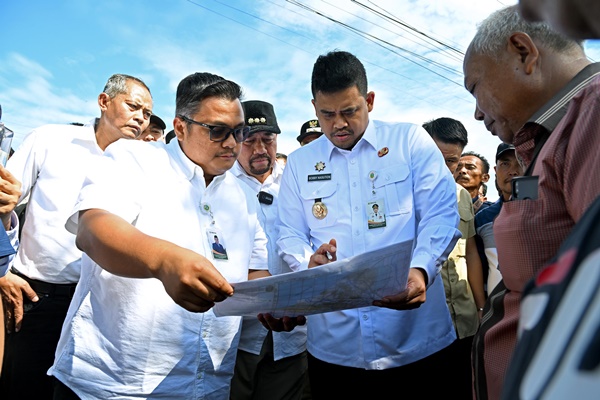 Gubsu Bobby Nasution meninjau tanggul Sungai Dalu-Dalu di Desa Sukaraja dan Bendungan di Desa Tanjung Muda, Kecamatan Air Putih, Kabupaten Batubara, Rabu, 11 Juni 2025. Foto Imam Syahputra.
