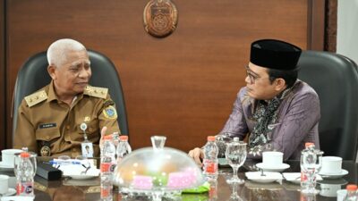 Wagubsu Surya bersama anggota DPD RI, Penrad Siagian membahas pelaksanaan UU tentang Pemerintahan Daerah, Pelayanan Publik dan UU Aparatur Sipil Negara, di Kantor Gubernur, Selasa, 10 Juni 2025. Foto YT Hariono.