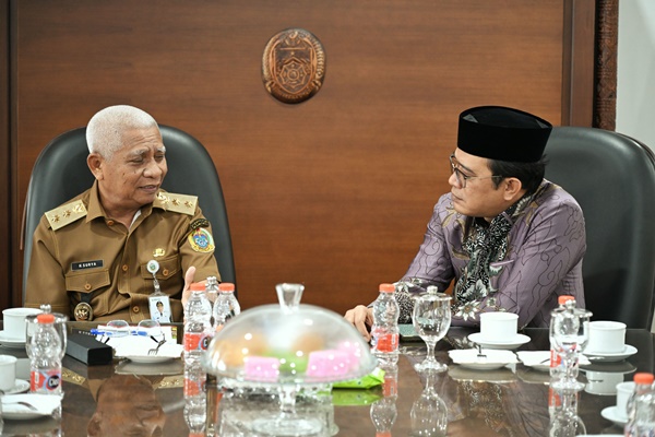 Wagubsu Surya bersama anggota DPD RI, Penrad Siagian membahas pelaksanaan UU tentang Pemerintahan Daerah, Pelayanan Publik dan UU Aparatur Sipil Negara, di Kantor Gubernur, Selasa, 10 Juni 2025. Foto YT Hariono.