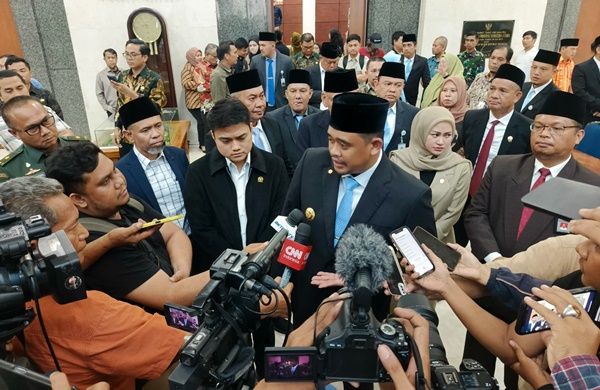 Gubernur Sumatera Utara Bobby Nasution memberikan keterangan kepada awak media menyoal polemik Aceh-Sumut soal empat pulau menyusul Kepmendagri Nomor 300.2.2 -2l38 Tahun 2025, pada Kamis, 12 Juni 2025. Foto Istimewa.