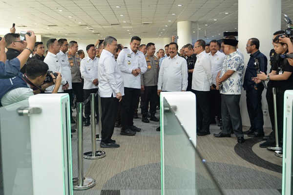 Menteri Imipas Agus Andrianto bersama Gubernur Sumatera Utara Bobby Nasution meresmikan Autogate Imigrasi di terminal kedatangan internasional Bandara Kualanamu, Deli Serdang, pada Selasa, 24 Juni 2025. Foto Alexander AP Siahaan.