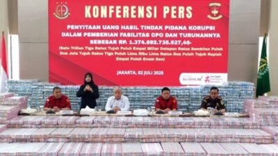 Kejagung menggelar konferensi pers penyita Rp1,3 triliun dalam perkara korupsi pemberian izin ekspor CPO dari enam perusahaan grup Musim Mas Group (MMG) dan Permata Hijau Group (PHG).