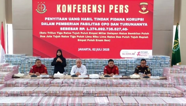 Kejagung menggelar konferensi pers penyita Rp1,3 triliun dalam perkara korupsi pemberian izin ekspor CPO dari enam perusahaan grup Musim Mas Group (MMG) dan Permata Hijau Group (PHG).