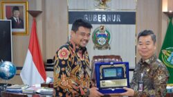 Gubernur Sumut Bobby Nasution bersama Dirjen Dukcapil Kemendagri Teguh Setyabudi saat bertemu di Ruang Kerja Gubernur Sumut, Jalan Pangeran Diponegoro Nomor 30 Medan, Kamis, 17 Juli 2025. Foto Istimewa.