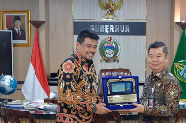 Gubernur Sumut Bobby Nasution bersama Dirjen Dukcapil Kemendagri Teguh Setyabudi saat bertemu di Ruang Kerja Gubernur Sumut, Jalan Pangeran Diponegoro Nomor 30 Medan, Kamis, 17 Juli 2025. Foto Istimewa.