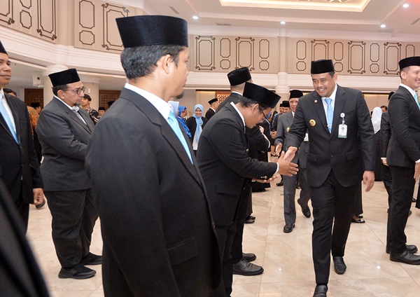 Gubsu Bobby Nasution melantik 103 Pejabat Administrator dan Pejabat Fungsional di lingkungan Pemerintah Provinsi Sumut, Jumat, 18 Juli 2025. Foto Istimewa.