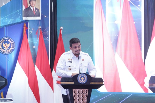 Gubernur Sumatera Utara Bobby Nasution menyiapkan formulasi menurunkan harga tiket pesawat dari dan menuju bandara Kualanamu hingga 25 persen. Foto Istimewa.