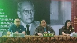 Kajari Karo Darwis Burhansyah dalam konferensi pers penetapan tersangka dalam kasus dugaan tindak pidana korupsi pengelolaan dan pembuatan jaringan/instalasi komunikasi dan informatika lokal desa di Kabupaten Karo Tahun Anggaran 2020-2023, pada Kamis, 31 Juli 2025. Foto Rienews.com.