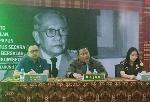 Kajari Karo Darwis Burhansyah dalam konferensi pers penetapan tersangka dalam kasus dugaan tindak pidana korupsi pengelolaan dan pembuatan jaringan/instalasi komunikasi dan informatika lokal desa di Kabupaten Karo Tahun Anggaran 2020-2023, pada Kamis, 31 Juli 2025. Foto Rienews.com.