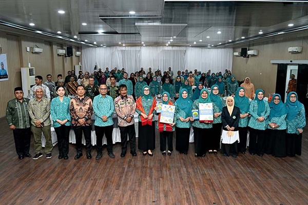 Staff Ahli I TP PKK Sumut Titiek Sugiharti menghadiri Advokasi dan Sosialisasi Imunisasi Nasional Untuk Penurunan Angka Anak Dengan Zero Dose yang dibuka oleh Staff Ahli Bidang Penguatan Ketahanan Keluarga TP PKK Pusat Yane Ardian Bima Arya di Aula Kantor Walikota Binjai, Jalan Sudirman, Kota Binjai, Kamis, 26 Juni 2025. Foto Imam Syahputra.