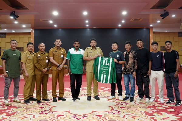 Gubernur Sumatera Utara (Gubsu) Bobby Nasution menerima audiensi Direktur Utama PSMS Ariffuddin Maulana Basri bersama para pengurus di Aula Tengku Rizal Nurdin, Jalan Sudirman Nomor 41, Medan, pada Senin malam, 23 Juni 2025. Foto Istimewa.