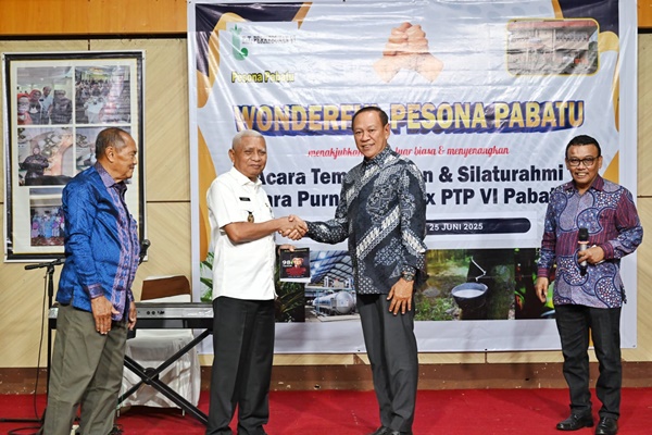 Wakil Gubernur Sumatera Utara Surya menghadiri temu kangen dan silaturahmi bersama para purna tugas eks PTP VI Pabatu, di Raz Plaza Jalan Dr. Mansyur Medan, Rabu, 25 Juni 2025. Foto Munawar Harahap.