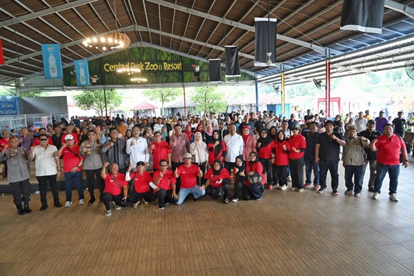 Plt Kepala Dinas Komunikasi dan Informatika Provinsi Sumatera Utara, Porman Mahulae menghadiri family gathering PWI Sumut di Central Park Zoo & Resort Jalan Jamin Ginting, Pancurbatu, Deli Serdang, Kamis, 26 Juni 2025. Foto Munawar Harahap.
